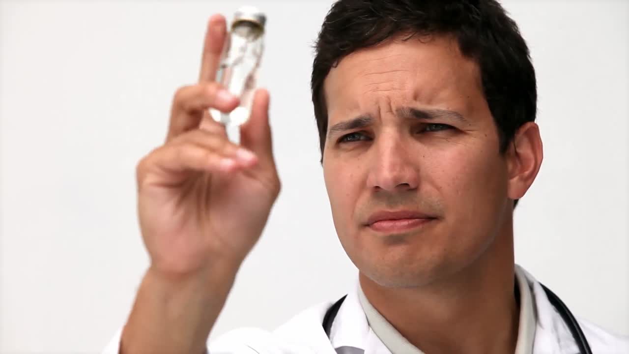 médico examinando una muestra