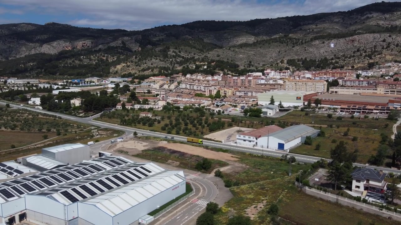 Il Poligono Industriale La Marjal e la città di Onil, Spagna.