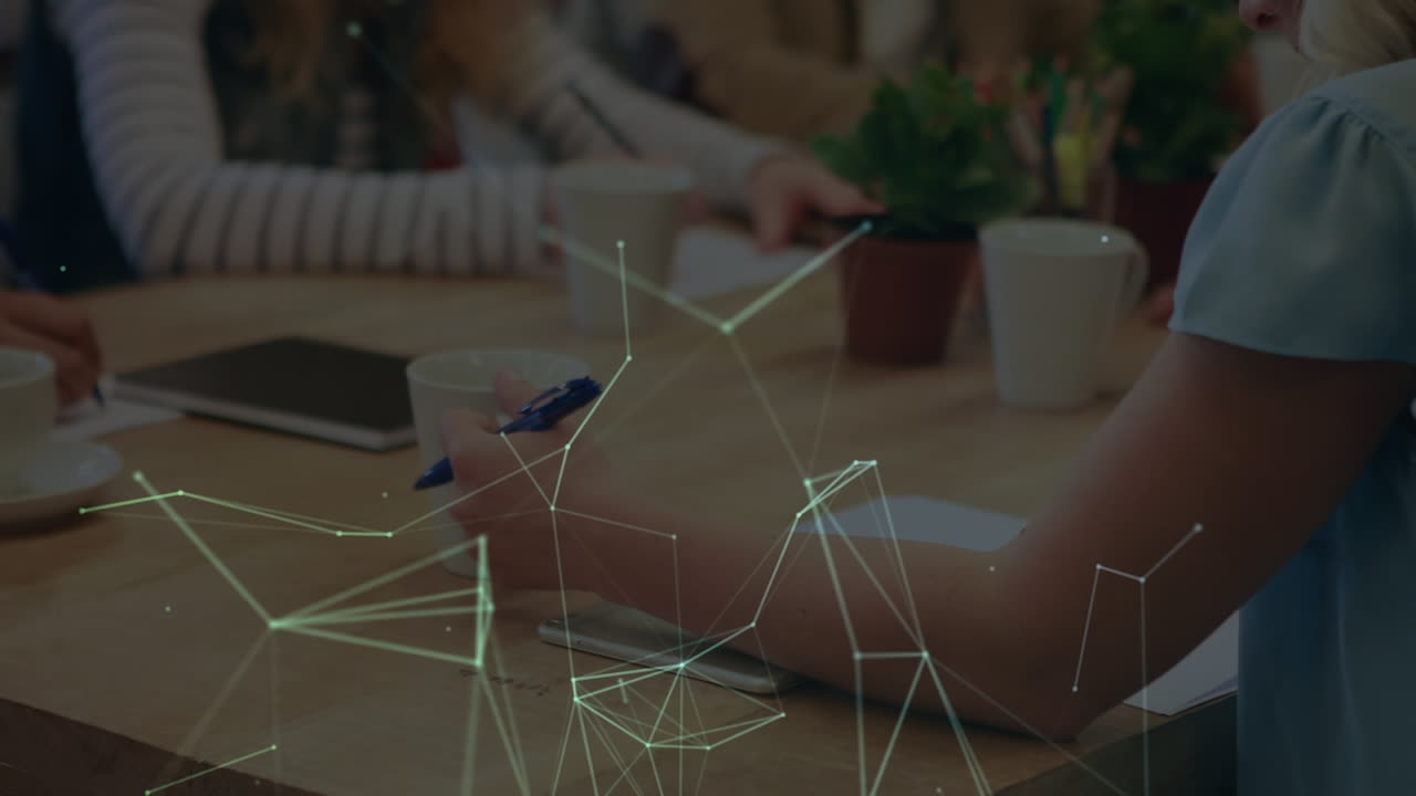 카우카스계 사업가들이 쓰는 데이터 처리의 애니메이션