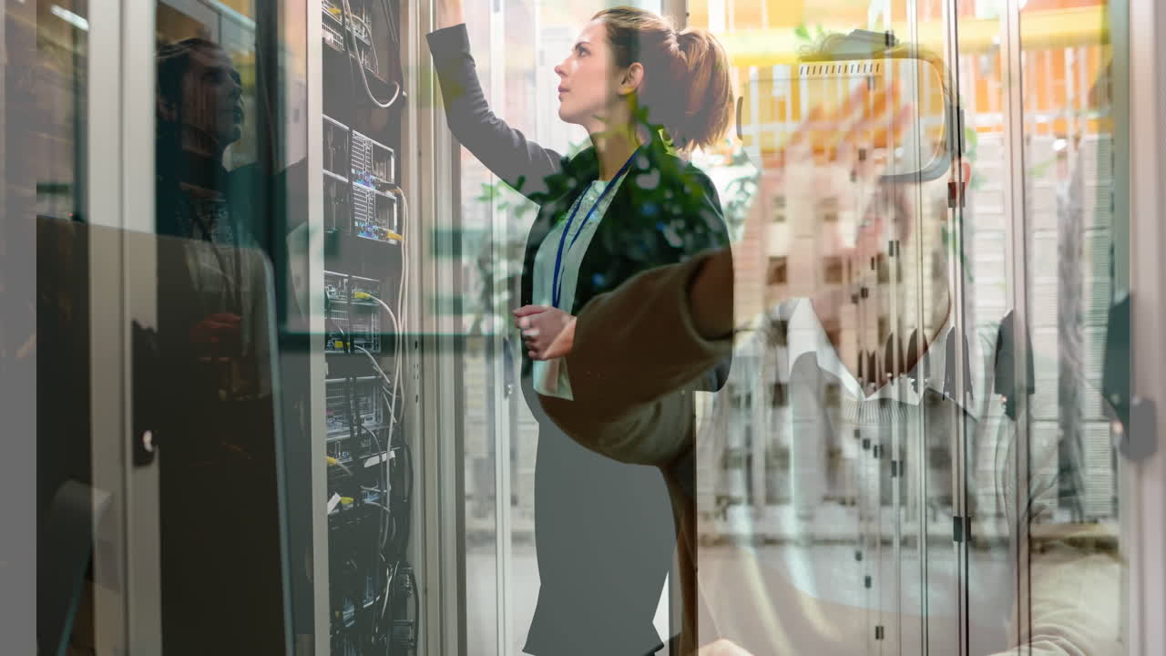 mujer administrando el rack del servidor sobre el hombre usando auriculares de realidad virtual en el centro de datos