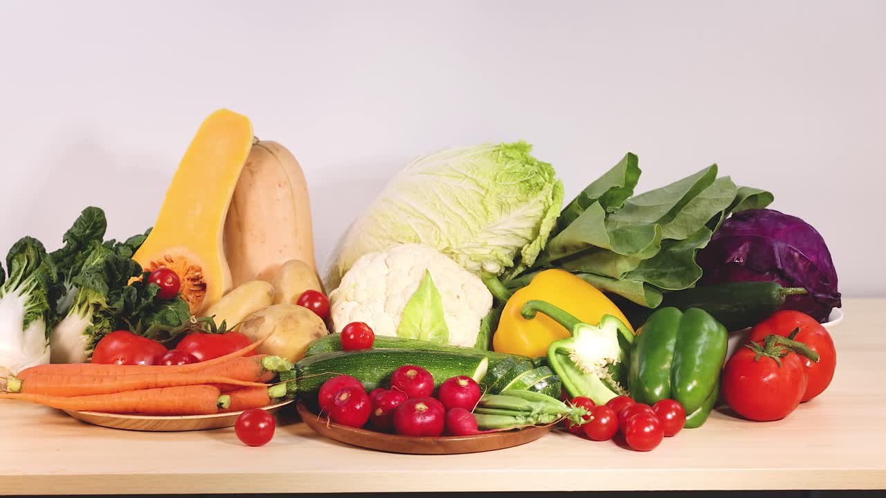 나무 표면 에 전시 된 다양한 채소