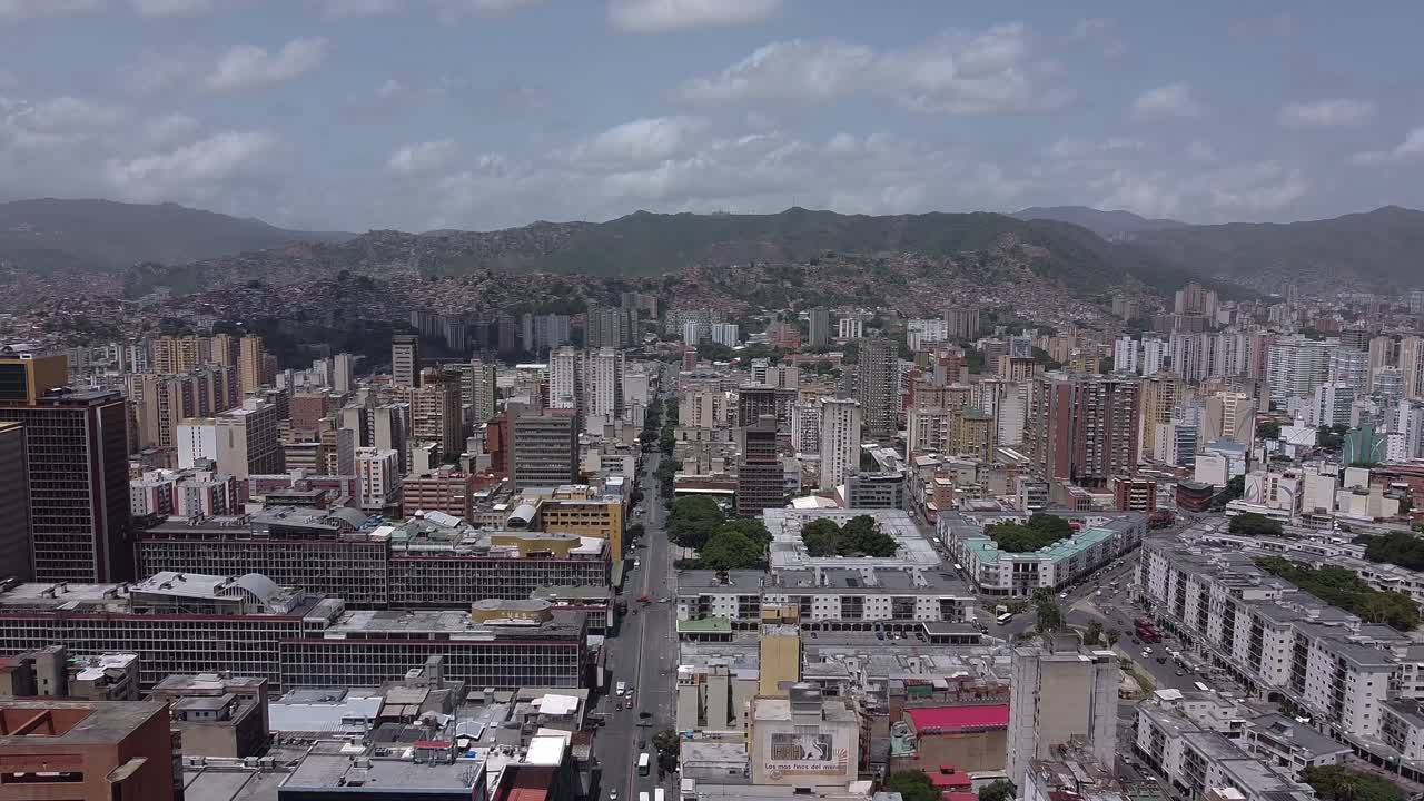 Volo diurno sopra Viale Baralt, nel centro di Caracas, che mostra il paesaggio urbano circondato da una catena montuosa