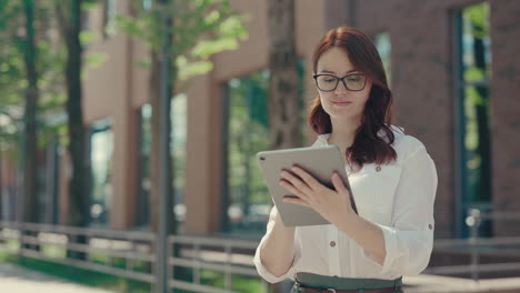 mujer usando tableta al aire libre
