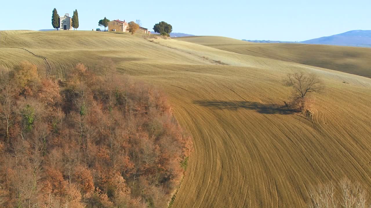 una hermosa casa de campo e iglesia en la distancia en toscana italia