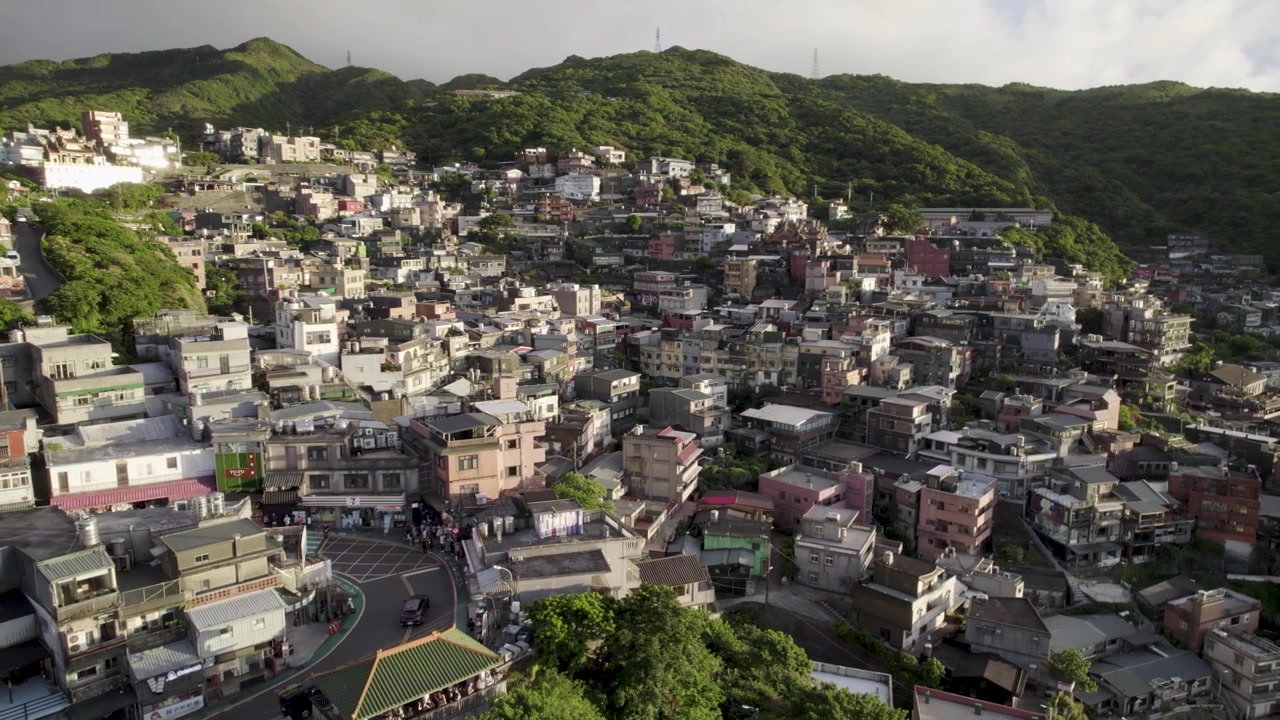 Đài Loan, cảnh quay drone từ trên cao của phố cổ Cửu Phần (Jiufen) ở quận Ruifang, một làng du lịch nổi tiếng trên núi ở Đài Loan, nằm trên bờ biển phía đông của hòn đảo hướng ra Thái Bình Dương