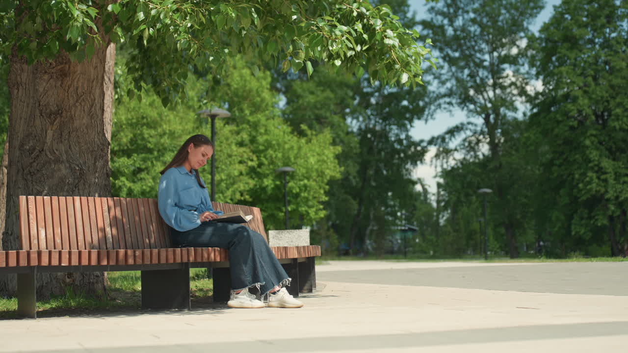 야외 어학 학습, 언어 및 발음 연습을 위한 평화로운 야외 환경, 독서와 플래시 카드를 통해 야외에서 어학 학습에 참여하는 여성의 평온한 모습