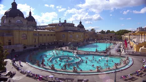 Una-Toma-De-Establecimiento-De-Un-Hermoso-Y-Antiguo-Baño-Y-Spa-En-Budapest,-Hungría-2