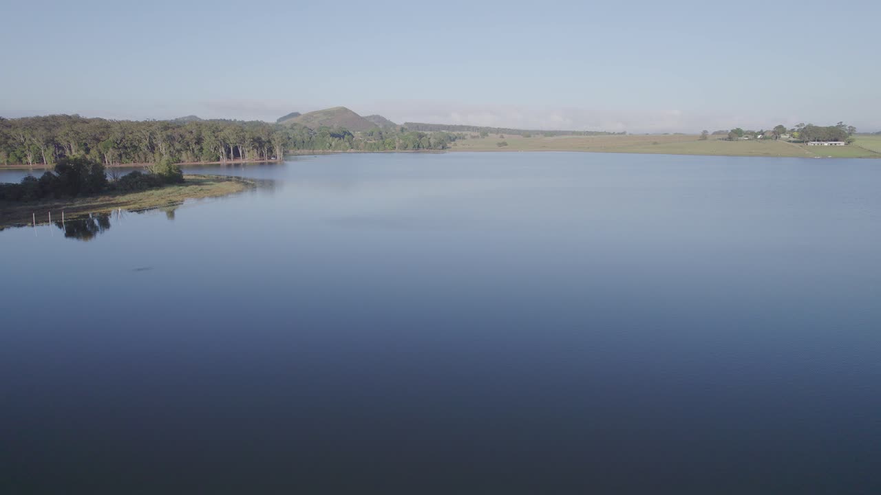 aguas tranquilas del lago cerca de la ciudad de yungaburra en el lago tinaroo, mesetas de atherton, queensland, australia