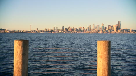 Mit-Blick-Auf-Elliot-Bay-Bei-Sonnenuntergang-Mit-Der-Skyline-Von-Seattle-Im-Hintergrund