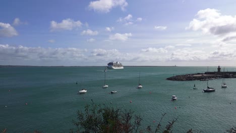 Kreuzfahrtschiff-Vor-Anker-In-Der-Mündung-Von-Waterford,-Statische-Aufnahme-Vom-Osthafen-Von-Dunmore