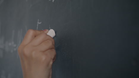 escritura a mano en una pizarra