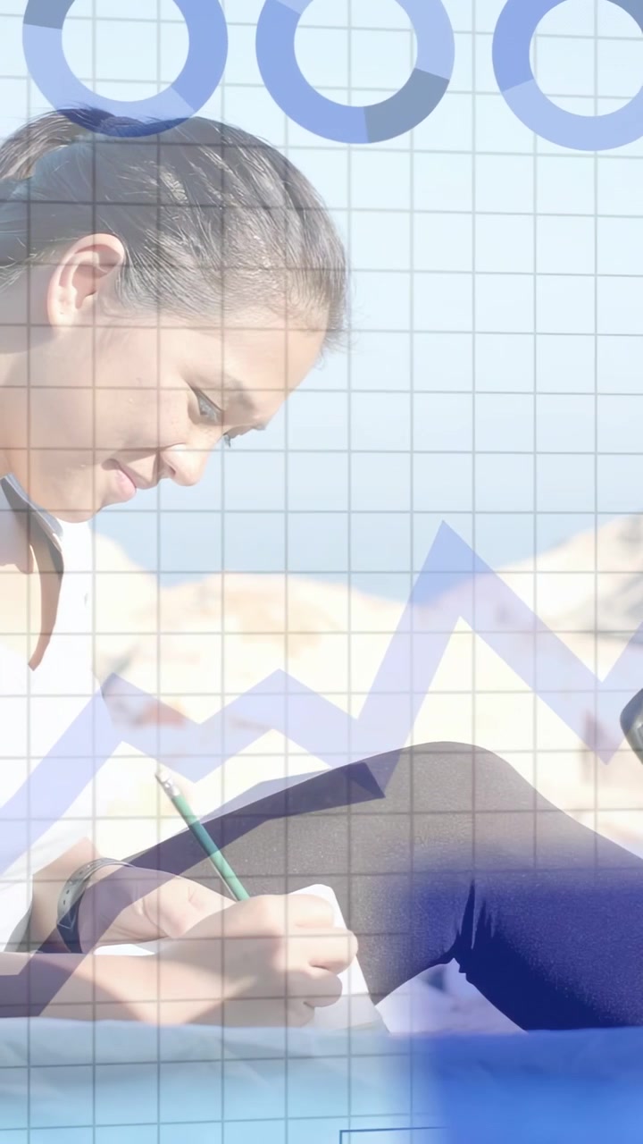 Video verticale: Donna che scrive sulle ginocchia, con una sovrapposizione di dati che appare animando grafici binari per la ricerca.