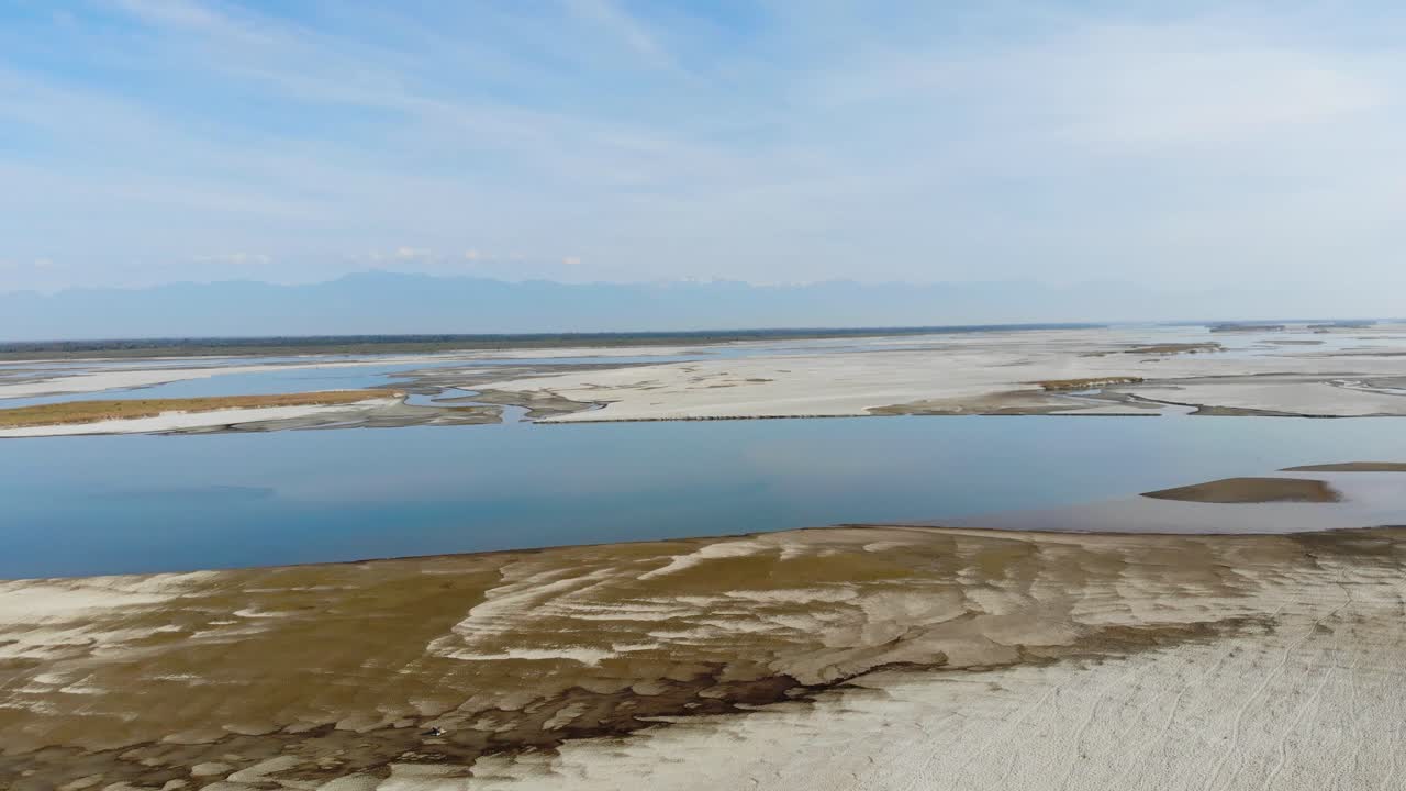 río brahmaputra con la parte más oriental del himalaya en el fondo