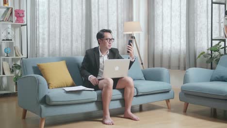 hombre en pantalones cortos teniendo una llamada de video difícil