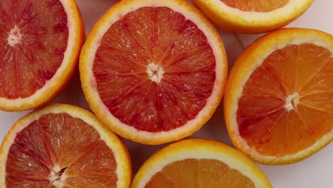 naranjas frescas cortadas por la mitad