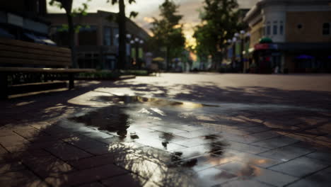 una pequeña ciudad con calles vacías