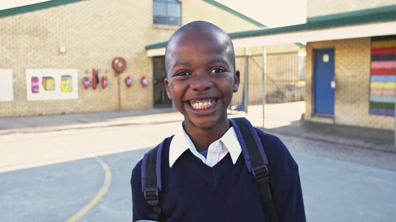 retrato de un joven escolar sonriendo en el patio de recreo 4k