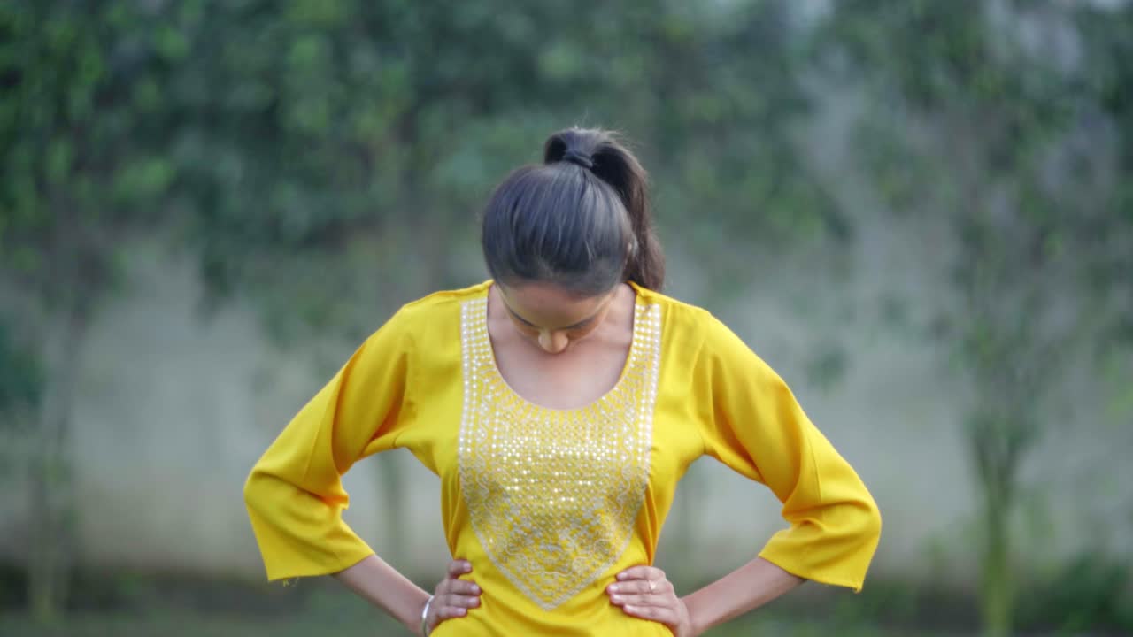 인도 소녀 가 수행 하는 목 스트레치 운동