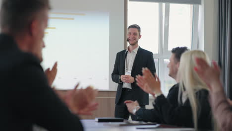 gerente o especialista en marketing está hablando sobre el éxito de la empresa los trabajadores de la oficina están aplaudiendo