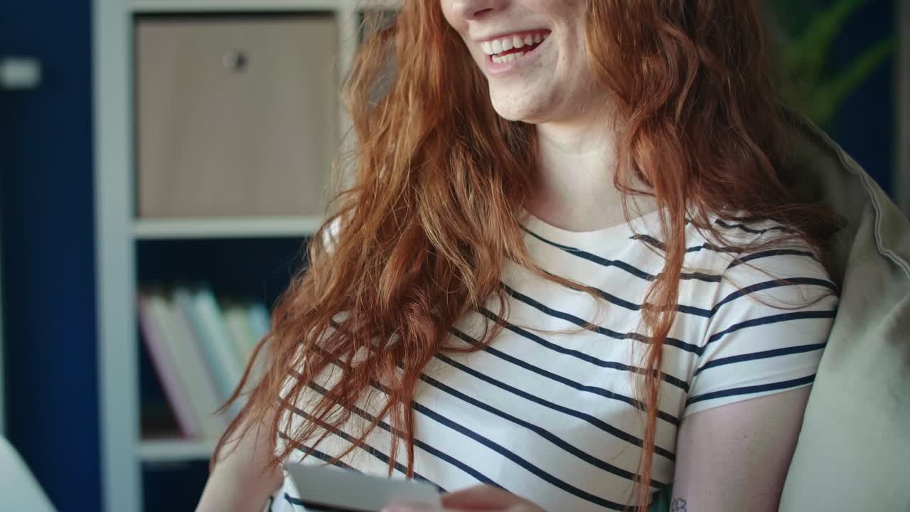 집에서 전자 쇼핑을 하는 젊은 여성의  ⁇ 트 업 비디오