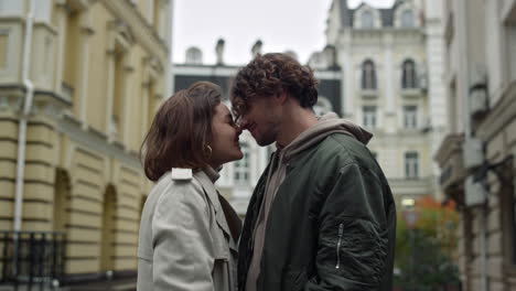 Amor-Pareja-Frotándose-La-Nariz-En-La-Calle-Urbana.-Hombre-Y-Mujer-Coqueteando-Afuera.