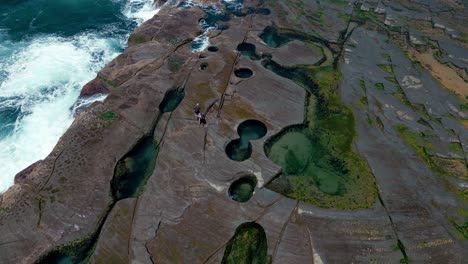 Figura-Ocho-Piscinas-En-El-Parque-Nacional-Real-De-Sydney-En-La-Playa-De-Palmas-Ardientes,-Australia