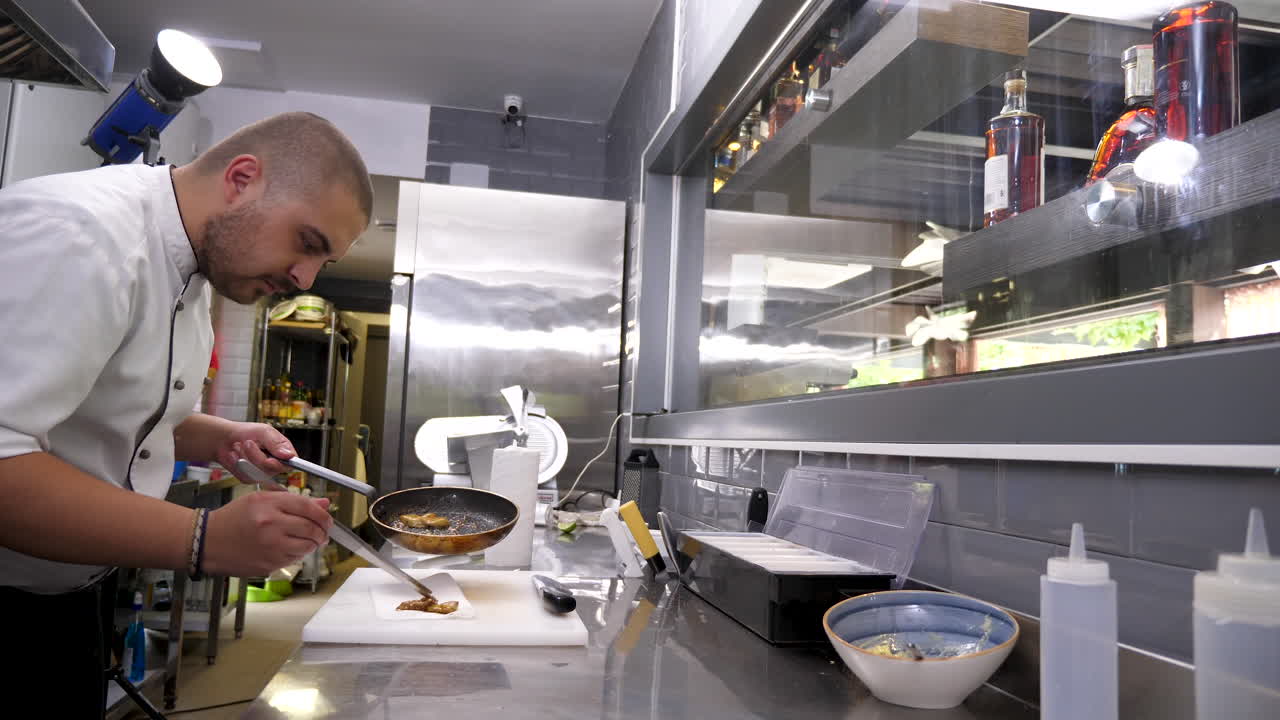 chef cocinando en una cocina profesional