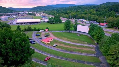 Langsames-Schieben-über-Baumwipfel-Ins-Autokino-In-Elizabeth,-Tennessee