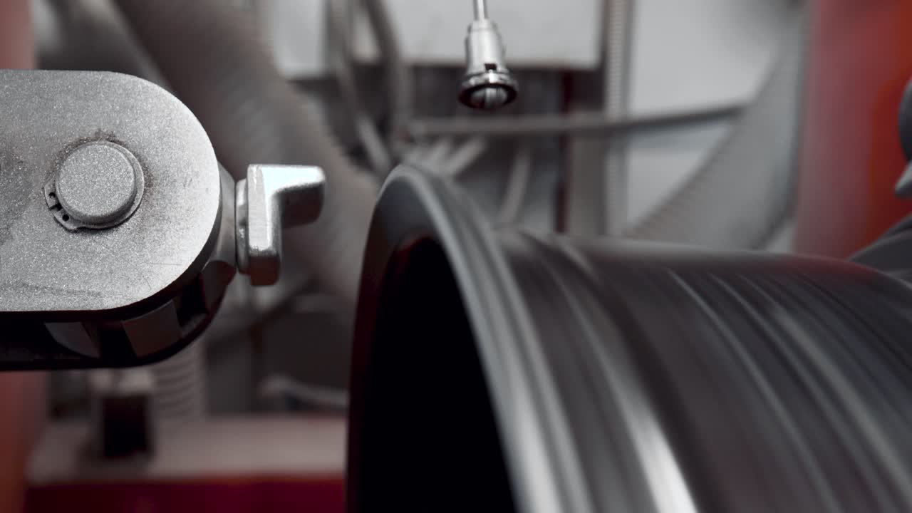 곧게 펴지기 전에 회전하는 동안 위아래로 흔들리는 바퀴의 가장자리에 닫습니다.