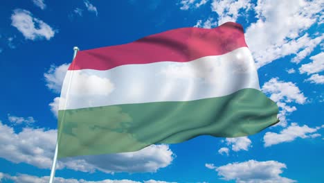 bandera de hungría con estructura de tela contra un cielo nublado (en bucle)