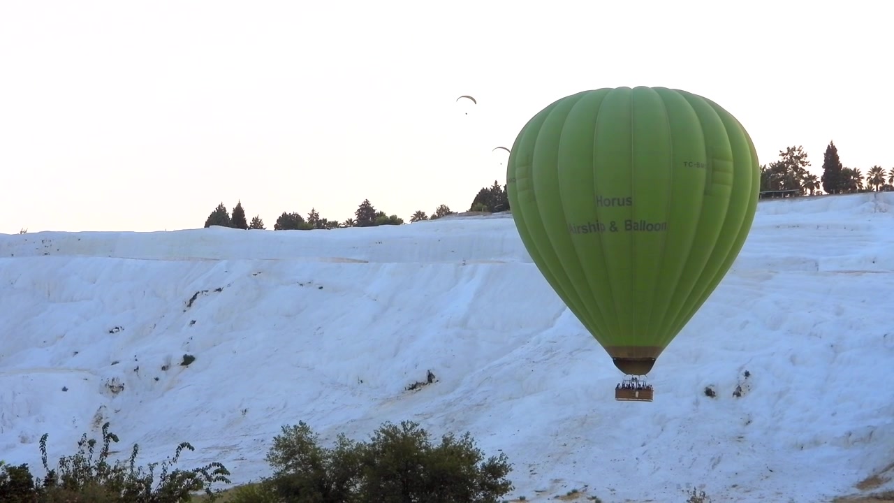 Pamukkale Travertenleri Üzerinde Uçan Yeşil Sıcak Hava Balonu