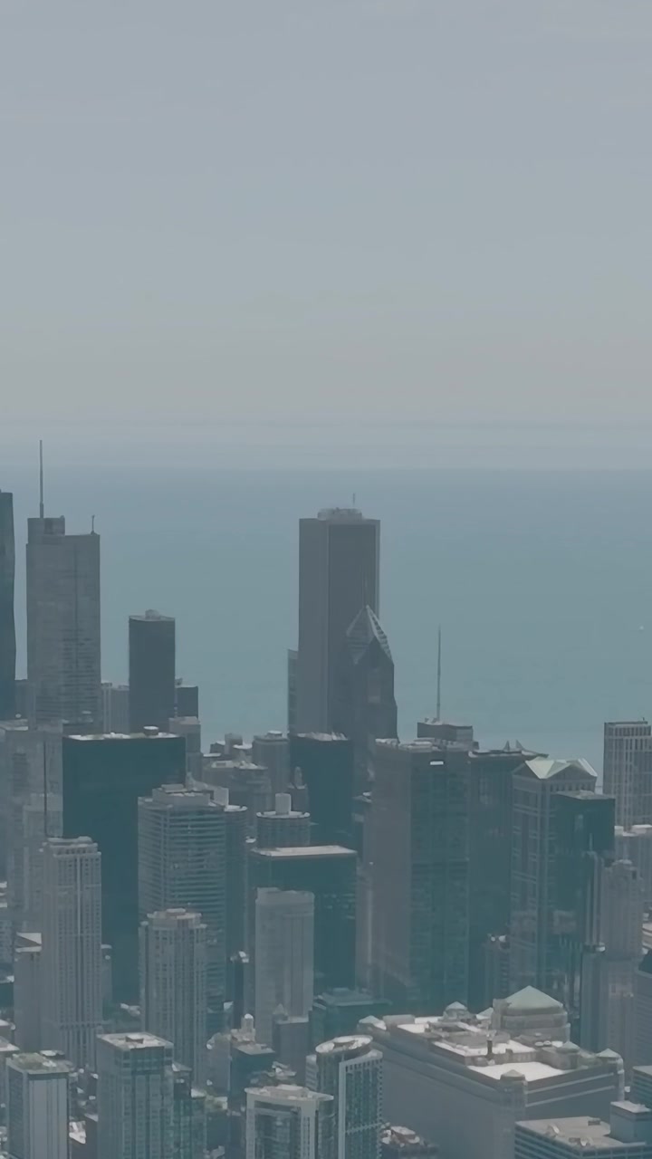 Vista aérea do centro de Chicago com o Lago Michigan ao fundo