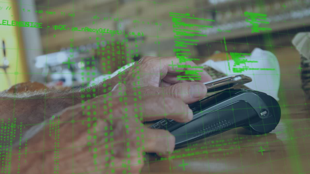 animación del procesamiento de datos sobre un hombre caucásico pagando con un teléfono inteligente