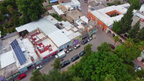 toma aérea de un parque con un quiosco y haciendo una encuesta para descubrir la ciudad con el dron