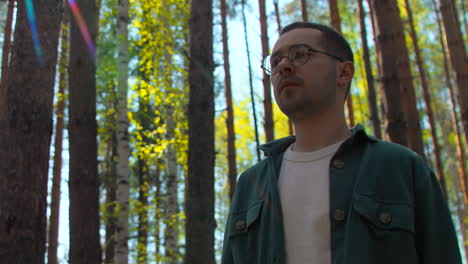 hombre en un bosque