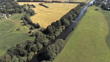 Vista-Aérea-De-Drones-Del-Río-Ruhr-Entre-Tierras-De-Cultivo-Doradas-Y-Verdes