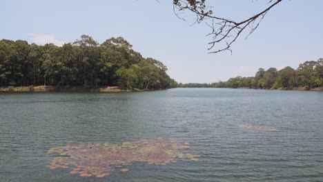 foso que rodea el complejo histórico del templo de angkor wat en camboya