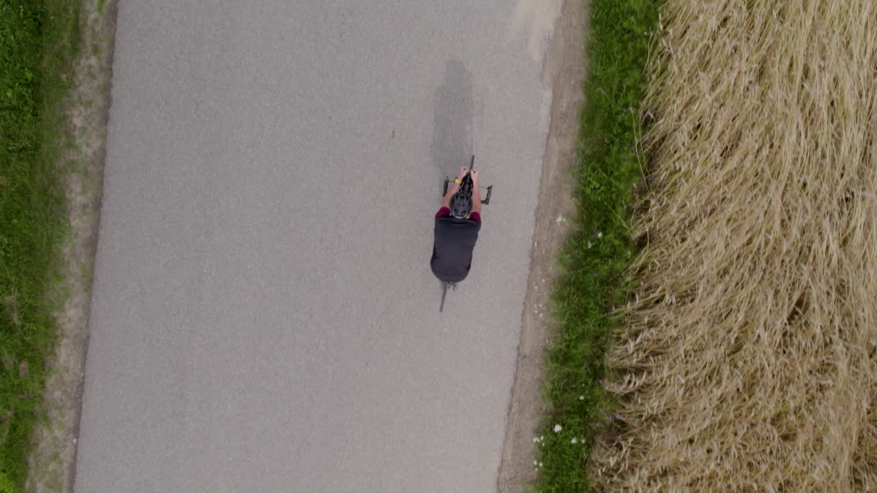 밀 ⁇   ⁇   ⁇ 에 있는 시골 지역 에 있는 아스팔트 위 에 있는 사이클 경주