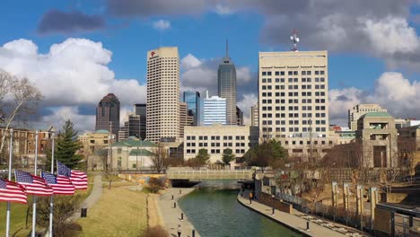 Einrichtung-Einer-Luftdrohnenaufnahme-Der-Skyline-Der-Innenstadt-Und-Eines-Spaziergangs-Am-Flussufer-Indianapolis-Indiana-2