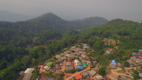 pueblo rural tradicional remoto en las montañas de chiang mai, aérea