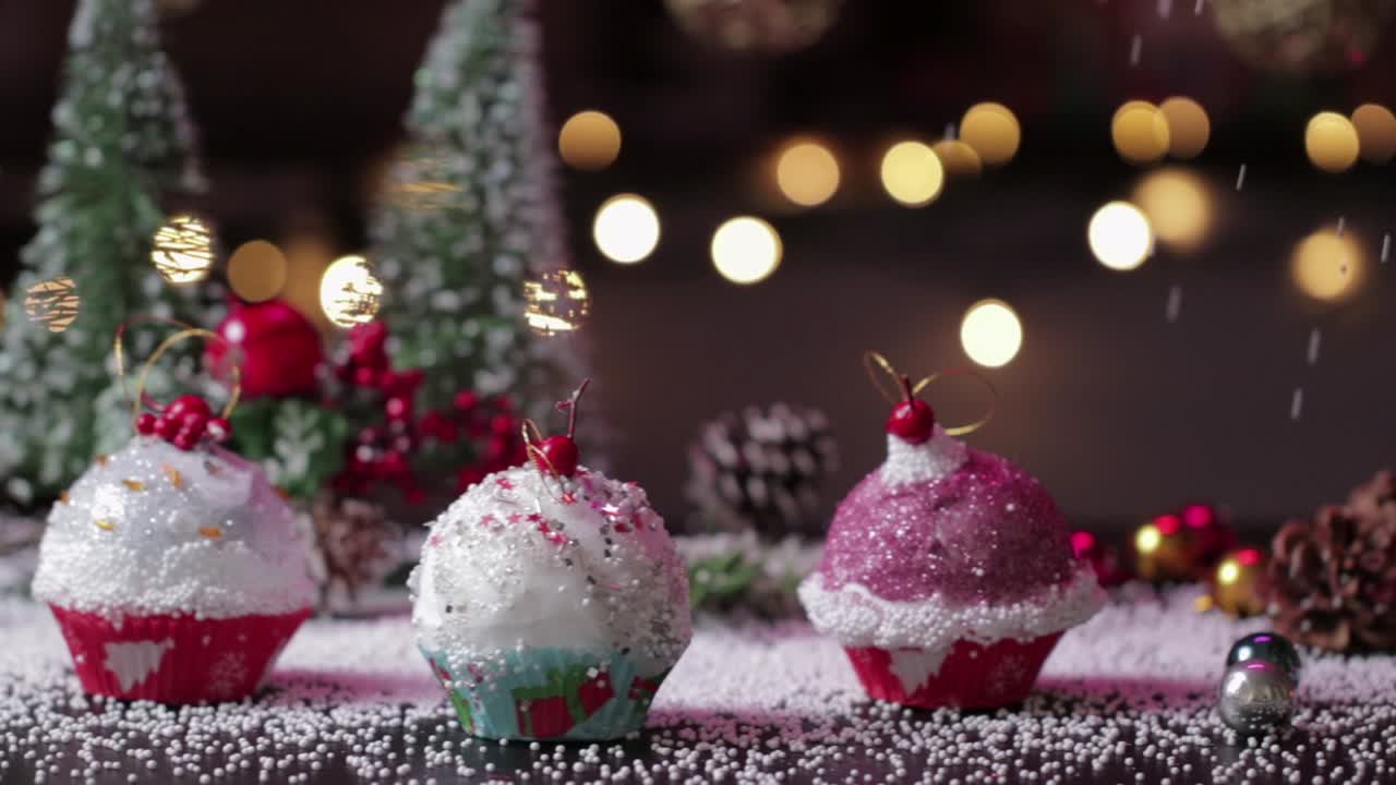 tres adornos de cupcakes navideños panoramización