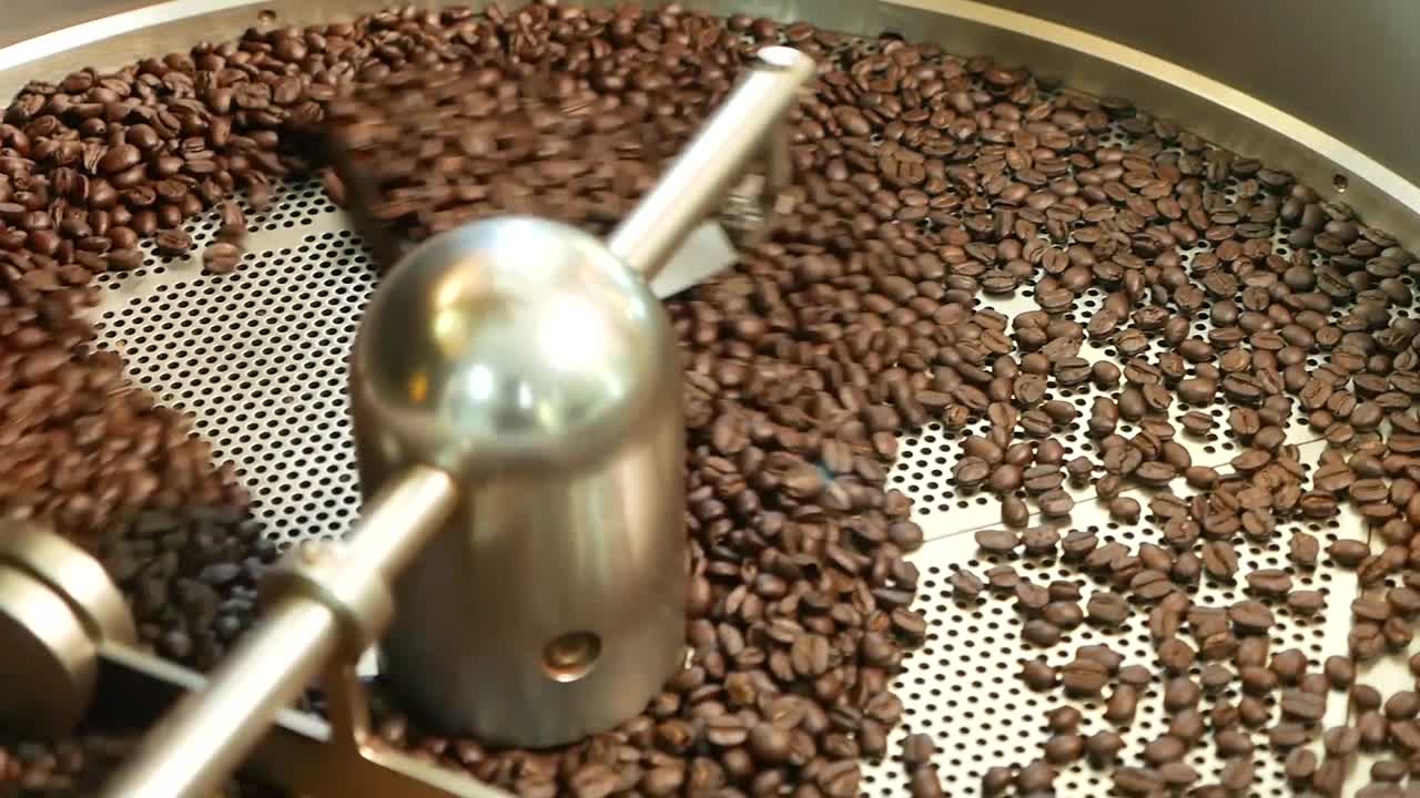 커피 로스터를 이용한 커피 로스팅 과정 영상