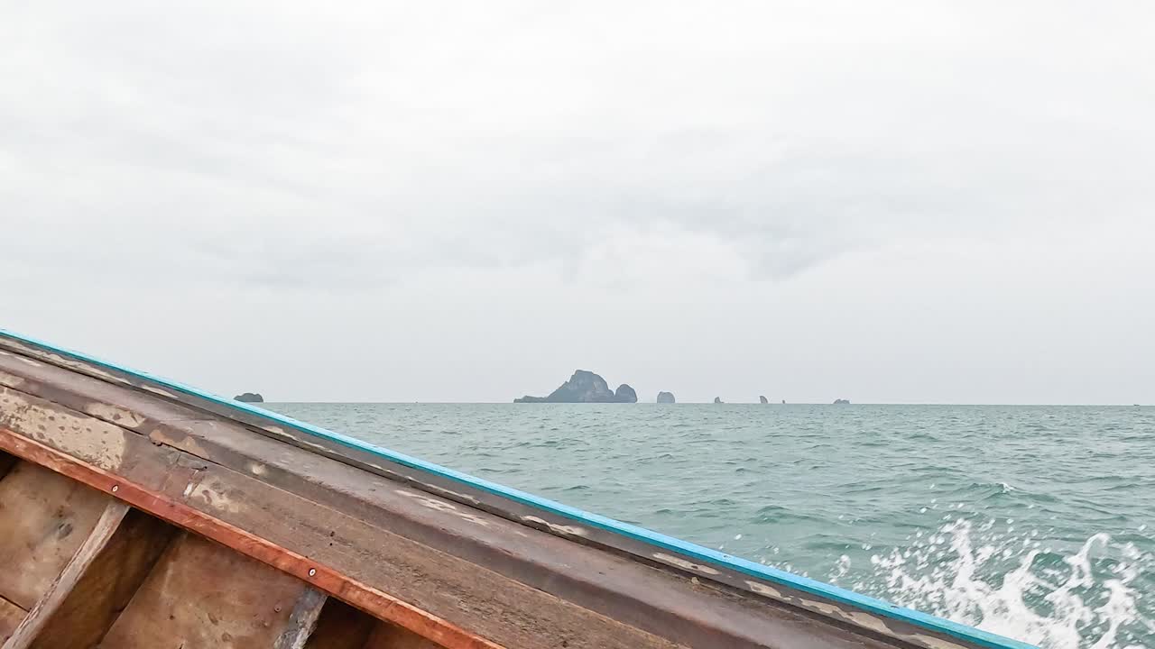 크라비 섬 근처의 바다를 가로질러 항해하는 배
