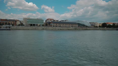 Bootsfahrt-Durch-Die-Donau,-Sommernachmittag,-Vorbei-An-Balna