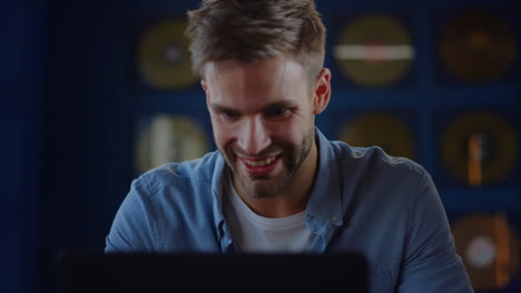 portrait of excited business man enjoy victory in coworking.