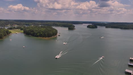 Vista-Superior-Aérea-De-Los-Navegantes-En-El-Lago-Lanier-En-Cumming,-Georgia