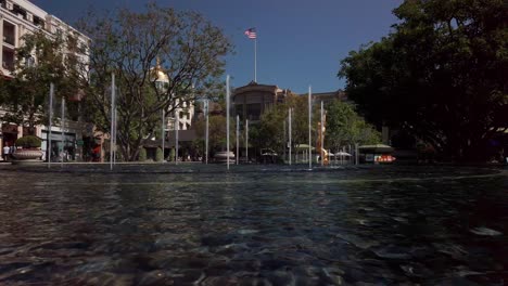 Estático,-Toma-De-Fuente-De-Agua,-Estatua,-Bandera-Estadounidense,-En-El-Centro-Comercial-Americana,-En-Glendale,-California,-EE.-UU.