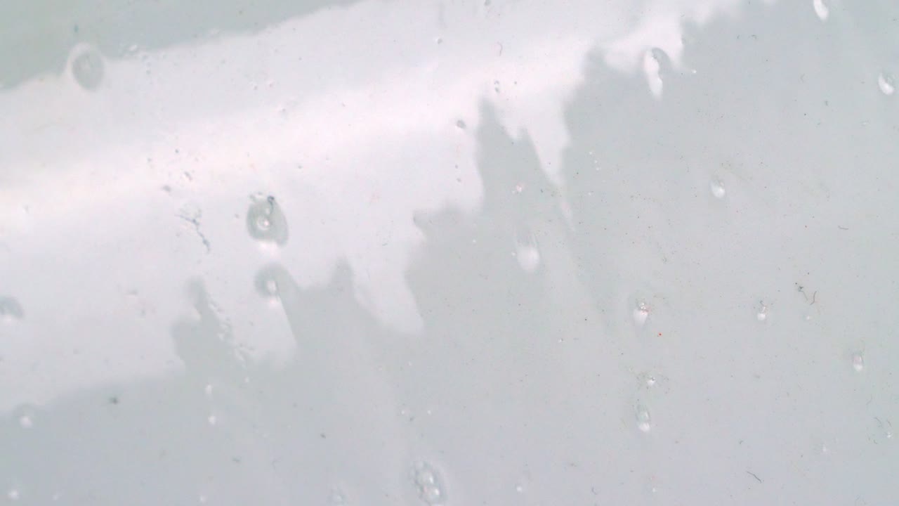 반짝이는 벽에 비눗방울이 흐르는 물