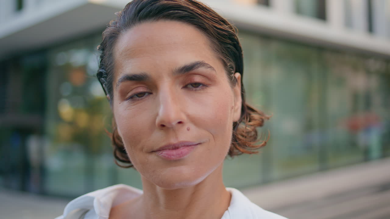 retrato de una mujer ejecutiva sonriendo en el centro de la ciudad.