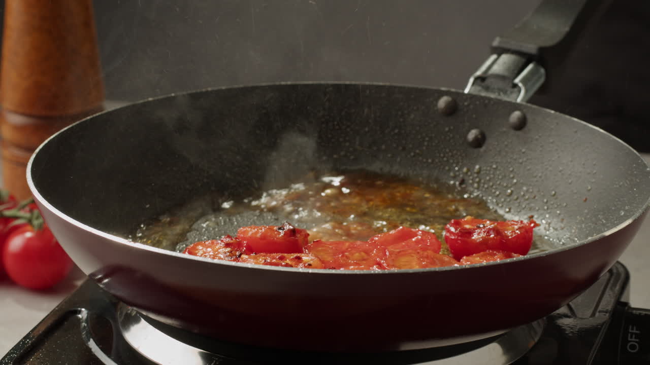 Pomodori che cuociono in padella